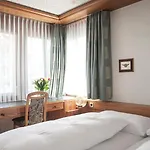 Und Restaurant Wolfensberg 호텔